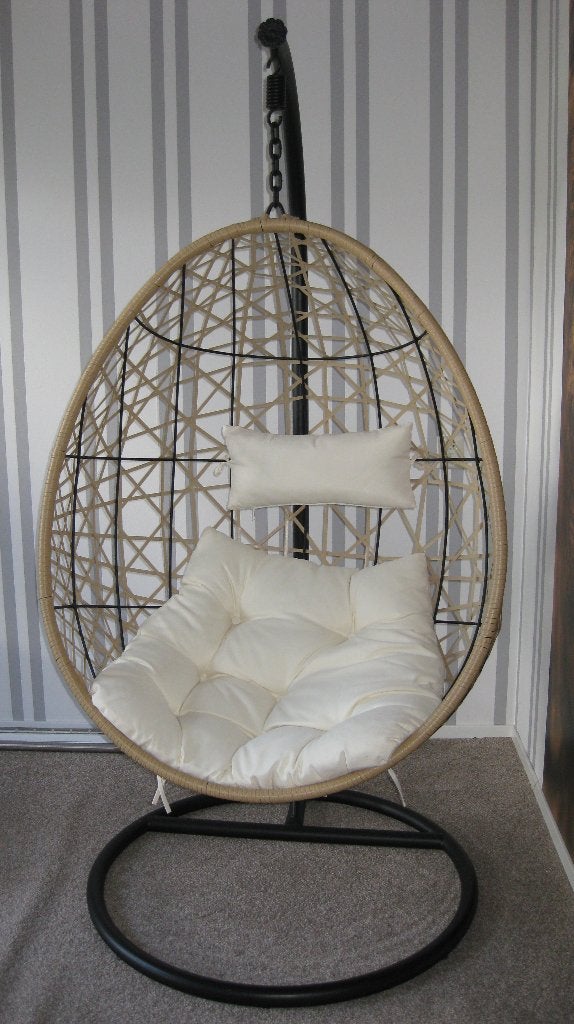 Mooie rotan-look hangstoel/ egg chair inclusief standaard, Tuin en Terras, Ophalen, Zo goed als nieuw, Rotan