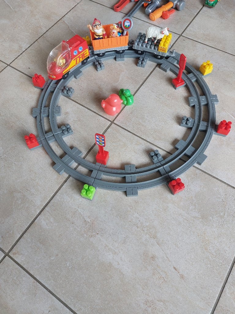 8 x rails hard plastic met locomotief, 2 wagons, etc.,lees, Ophalen, Gebruikt, Megabloks