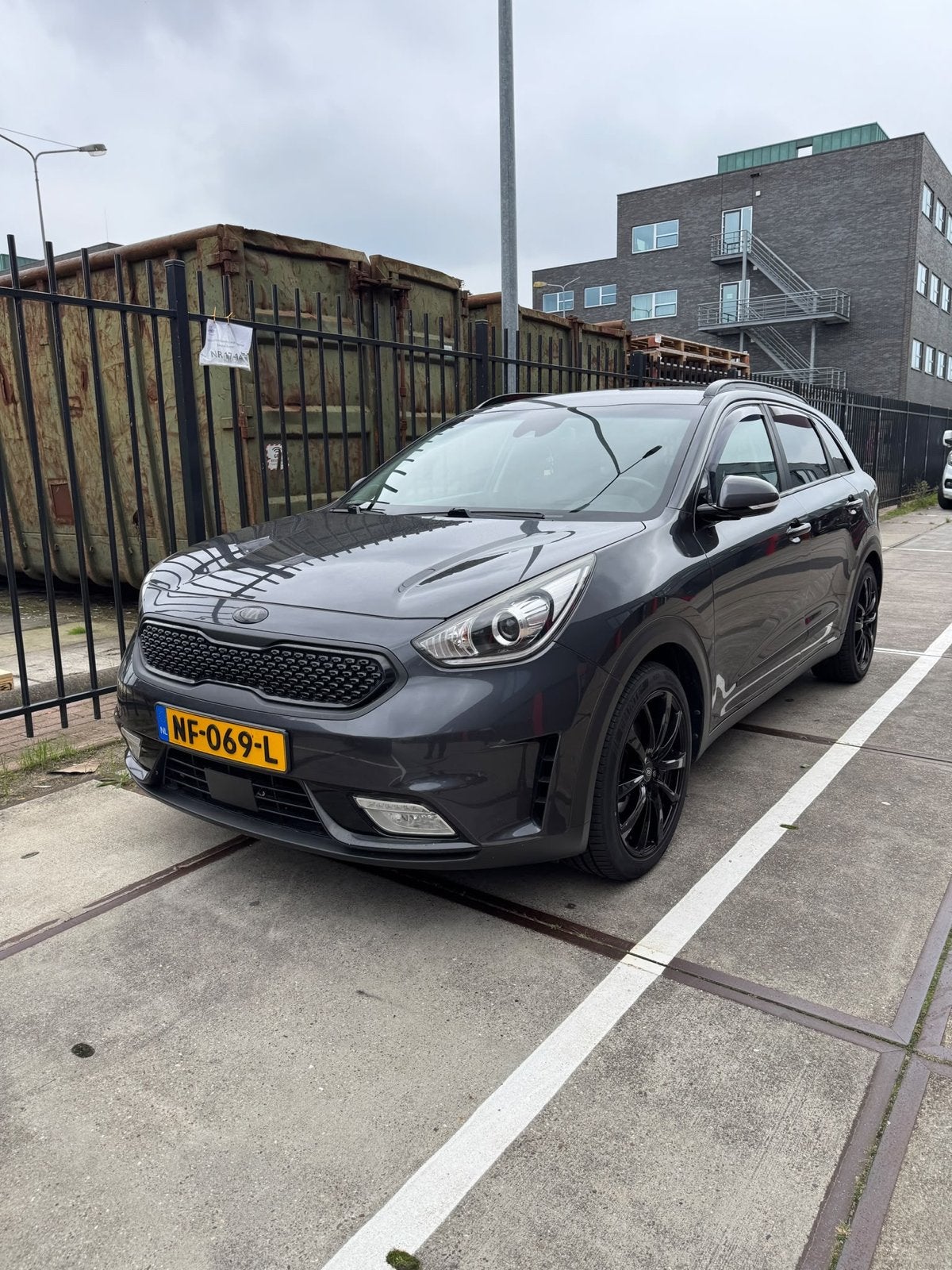 Kia Niro 1.6 GDi Hybrid 141pk Dct6 2017 Grijs, Auto's, 1580 cc, Origineel Nederlands, 75 €/maand, 26 km/l