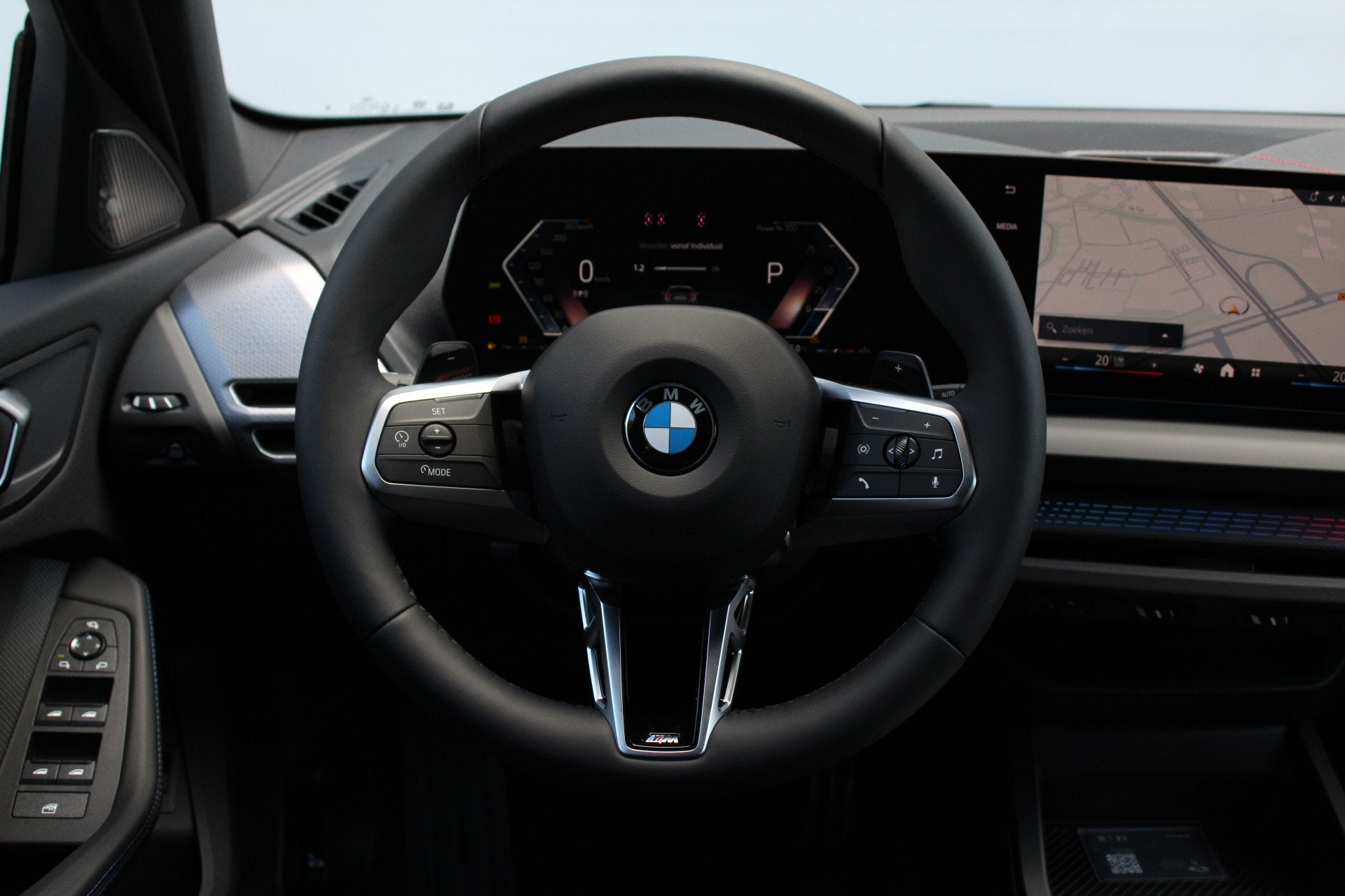 BMW 1 Serie 120 M Sport Automaat / Panoramadak / Trekhaak /, Auto's, Zwart, 156 pk, Bedrijf, 3 cilinders