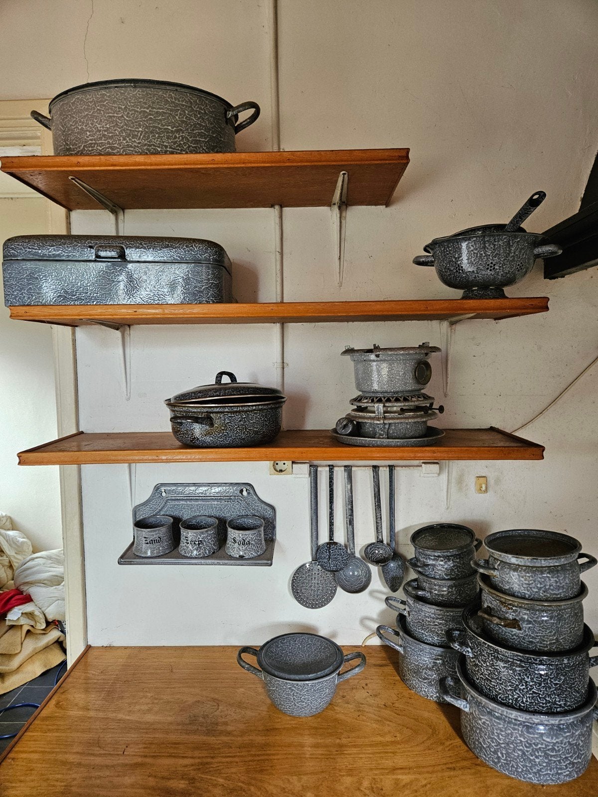 Grote collectie vintage geëmailleerd keukengerei, Ophalen