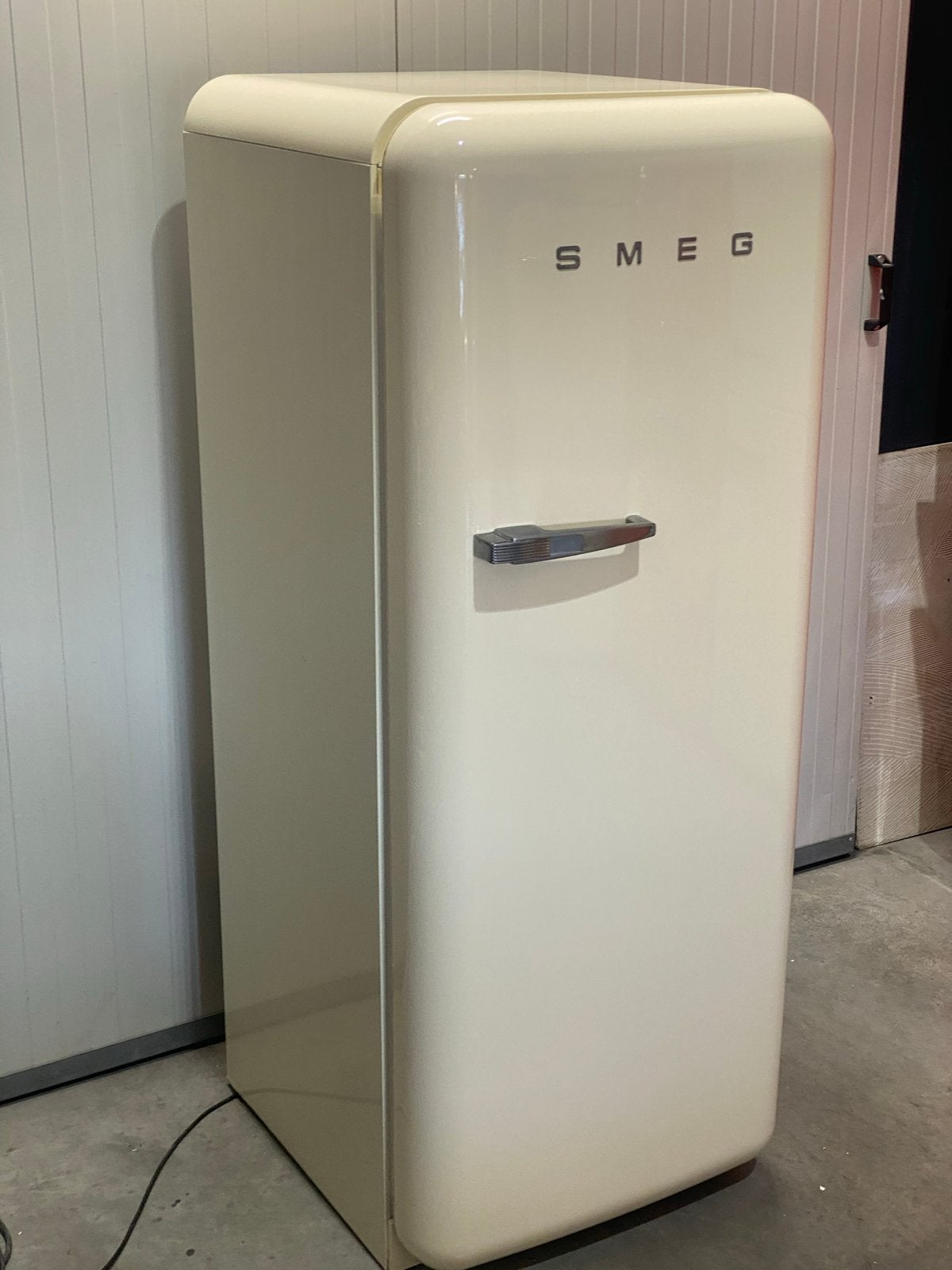 Smeg FAB28 Koelkast - Crème - Retro Design, De laan 8, 150 tot 200 liter, Zonder vriesvak, Bella
