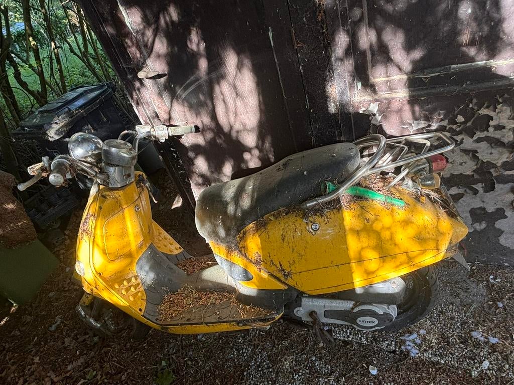 Gele Lintex scooter voor opknappen of onderdelen., Ophalen, Gebruikt, Benzine