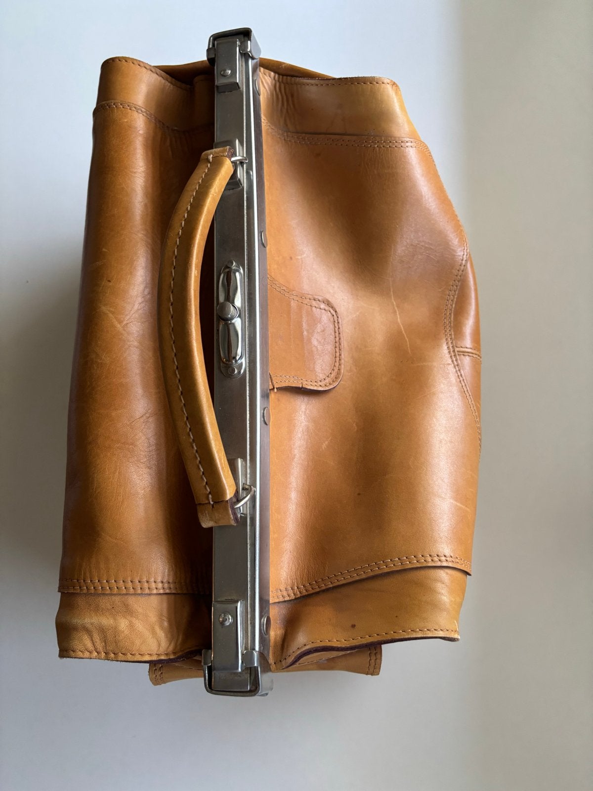 Vintage Leren Dokterstas / Reistas - Cognac Kleur, Sieraden, Tassen en Uiterlijk, 40 tot 60 cm, Gebruikt, 20 tot 30 cm, Bruin