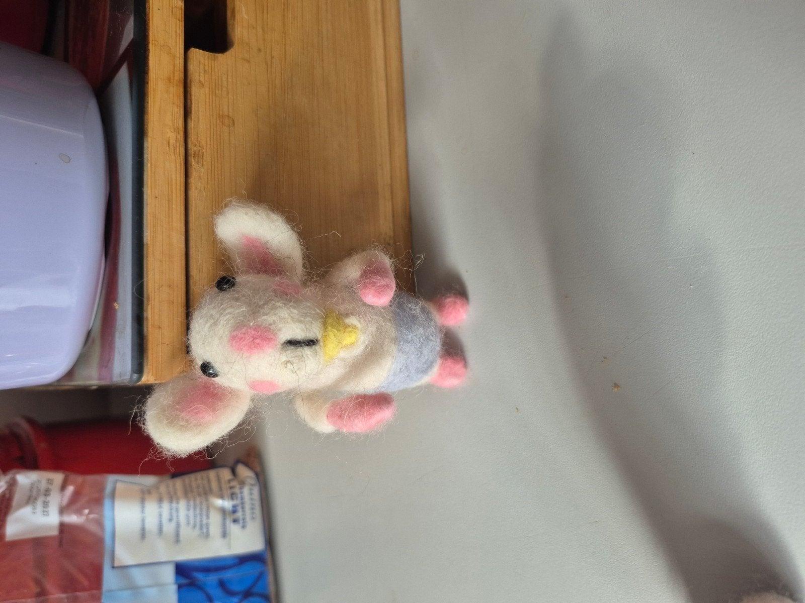 Schattig vilten konijntje - handgemaakt figuurtje, Ophalen of Verzenden, Zo goed als nieuw, Overige soorten, Beeldje of Figuurtje