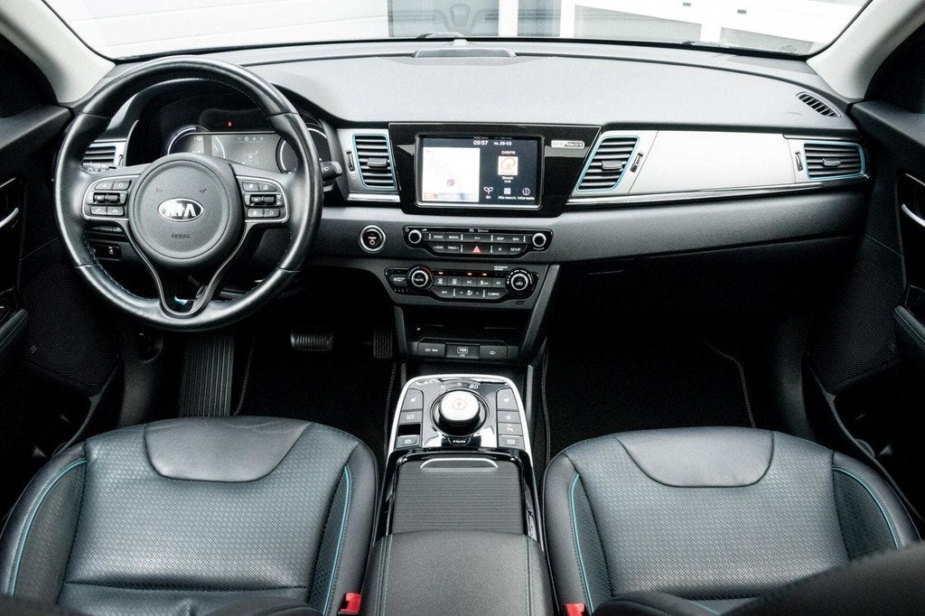 Kia e-Niro ExecutiveLine 64 kWh|100% SOH|SCHUIFKANTELDAK|STO, Automatische klimaatregeling, Gebruikt, 1712 kg, Blauw