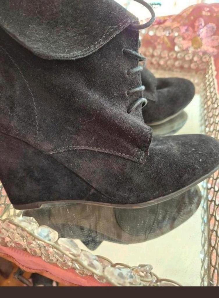 Suede boots met sleehakken van Zara. Meer tassen, makeup etc, Lage of Enkellaarzen, Ophalen of Verzenden, Gedragen, Zara