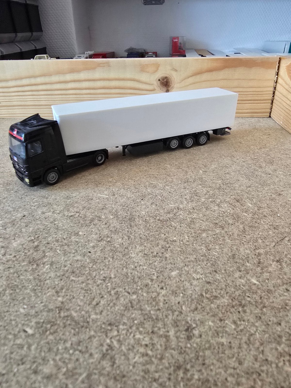 1546 mb actros mp2 met zeiler trailer met laadklep, Ophalen of Verzenden, Zo goed als nieuw, Bus of Vrachtwagen, Herpa