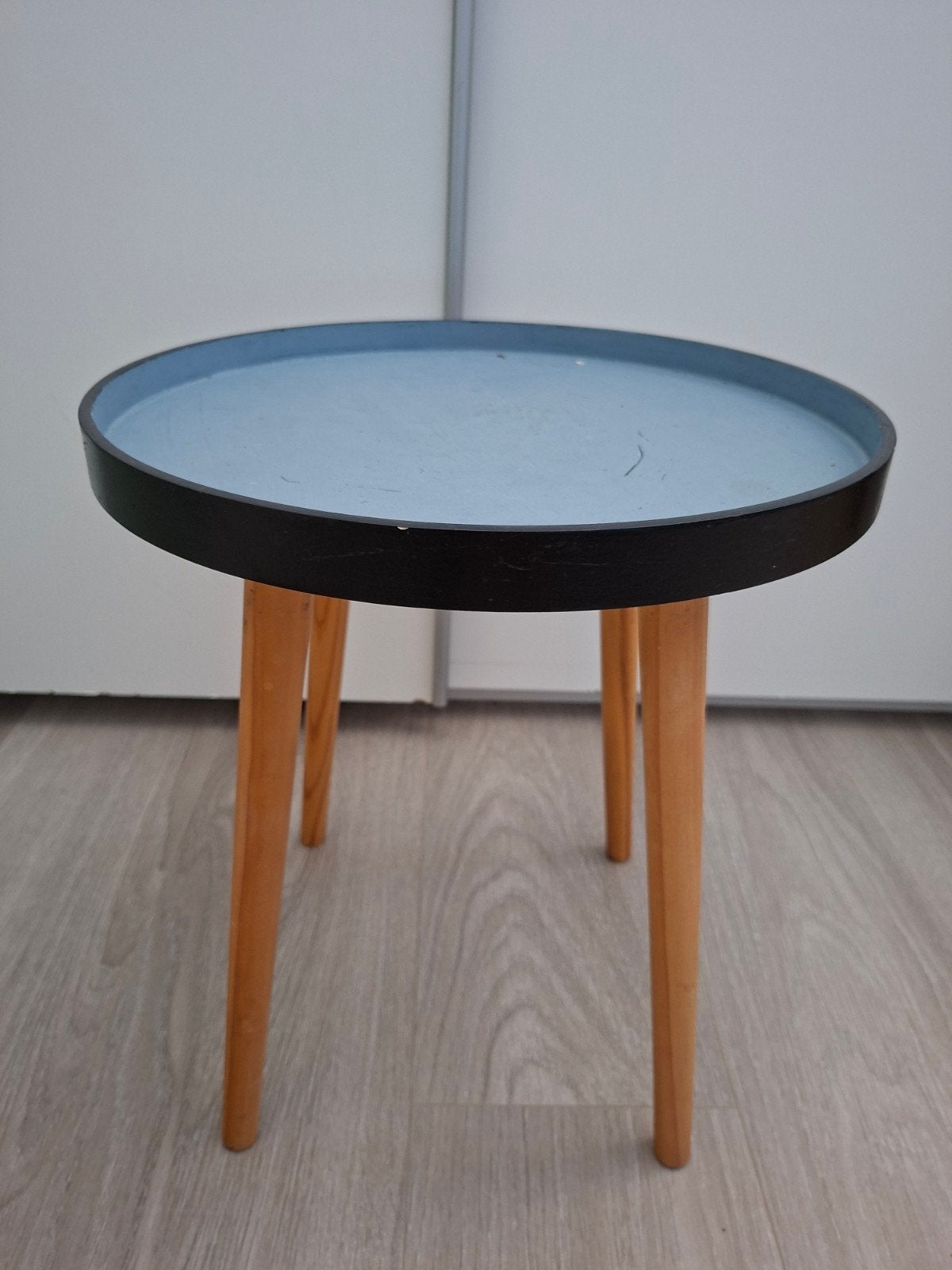 Ronde bijzettafel met houten poten en blauw blad, Ophalen, Minder dan 45 cm, Minder dan 55 cm, Gebruikt