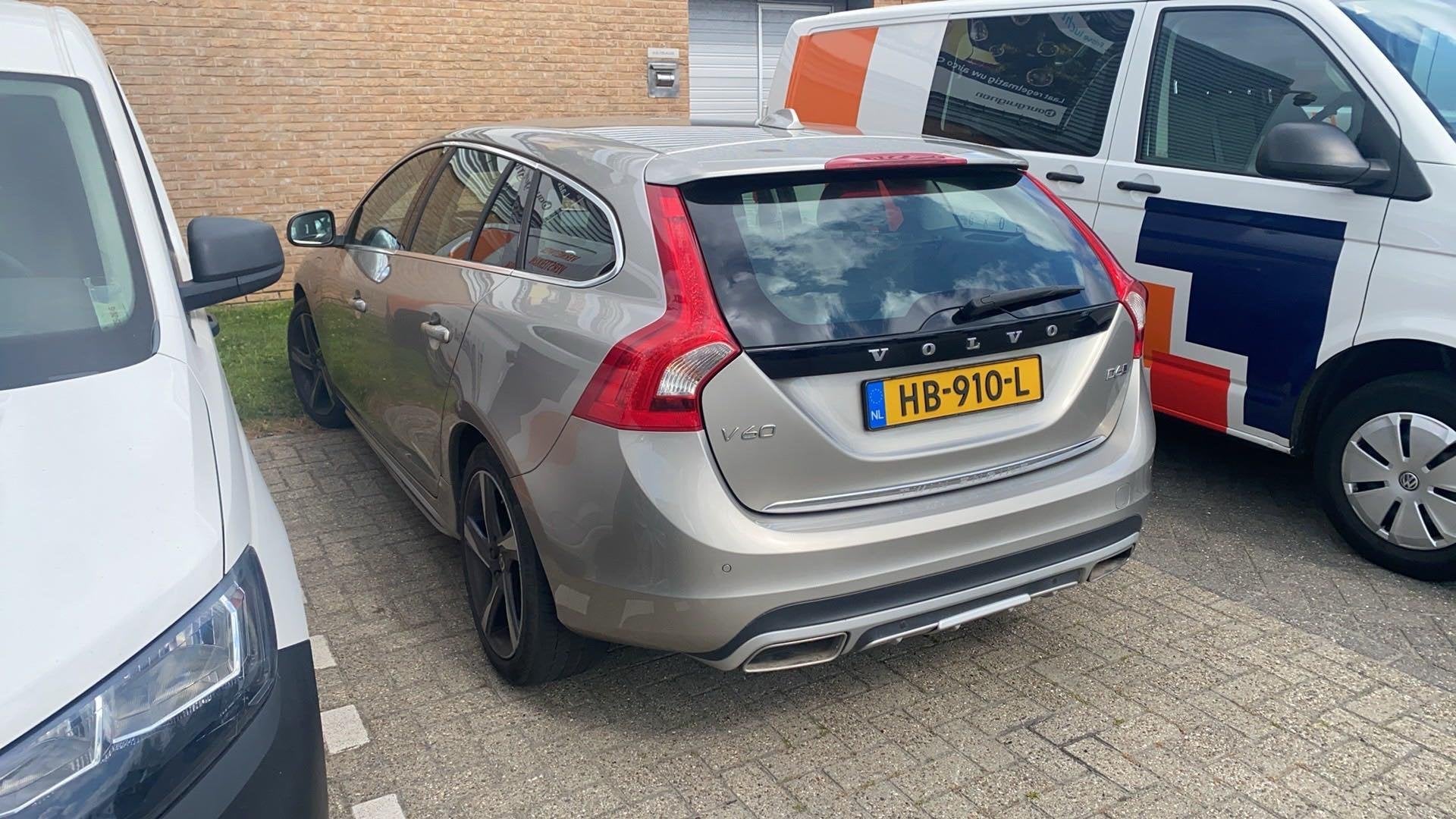 Volvo V60 2.4 D6 Twin Engine Momentum Trekhaak | H&K Audio |, Auto's, Volvo, Automaat, Leder en Stof, Vierwielaandrijving, 1880 kg