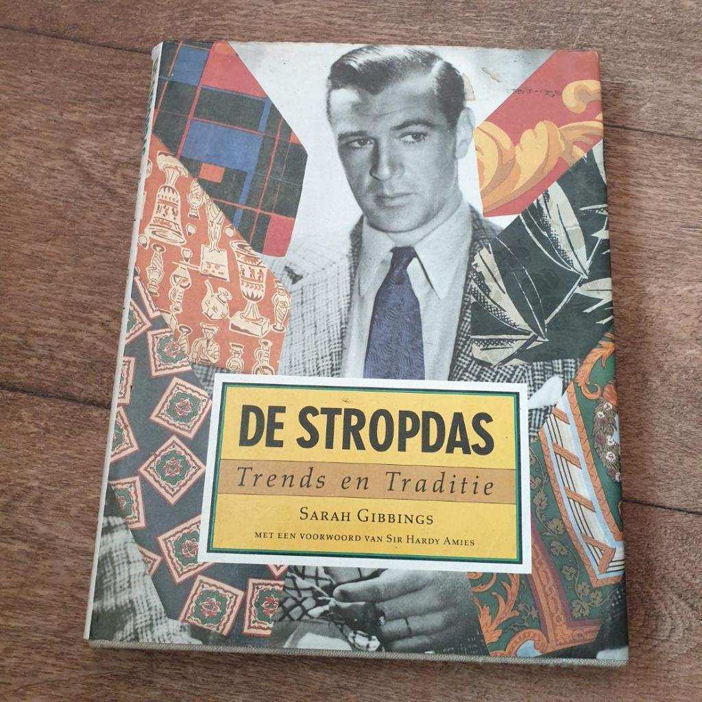 Boek De Stropdas, Trends en Traditie van Sarah Gibbings, Boeken, Ophalen of Verzenden, Gelezen, Mode algemeen
