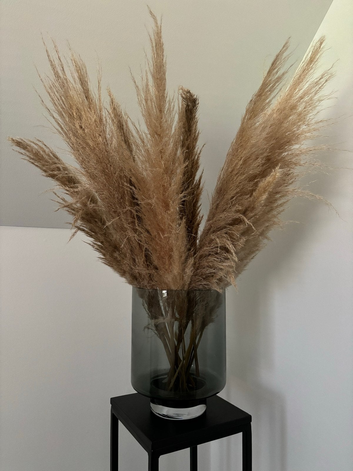 Grote glazen vaas met pampasgras, Inclusief droogbloemen, Ophalen of Verzenden, Grijs, Glas