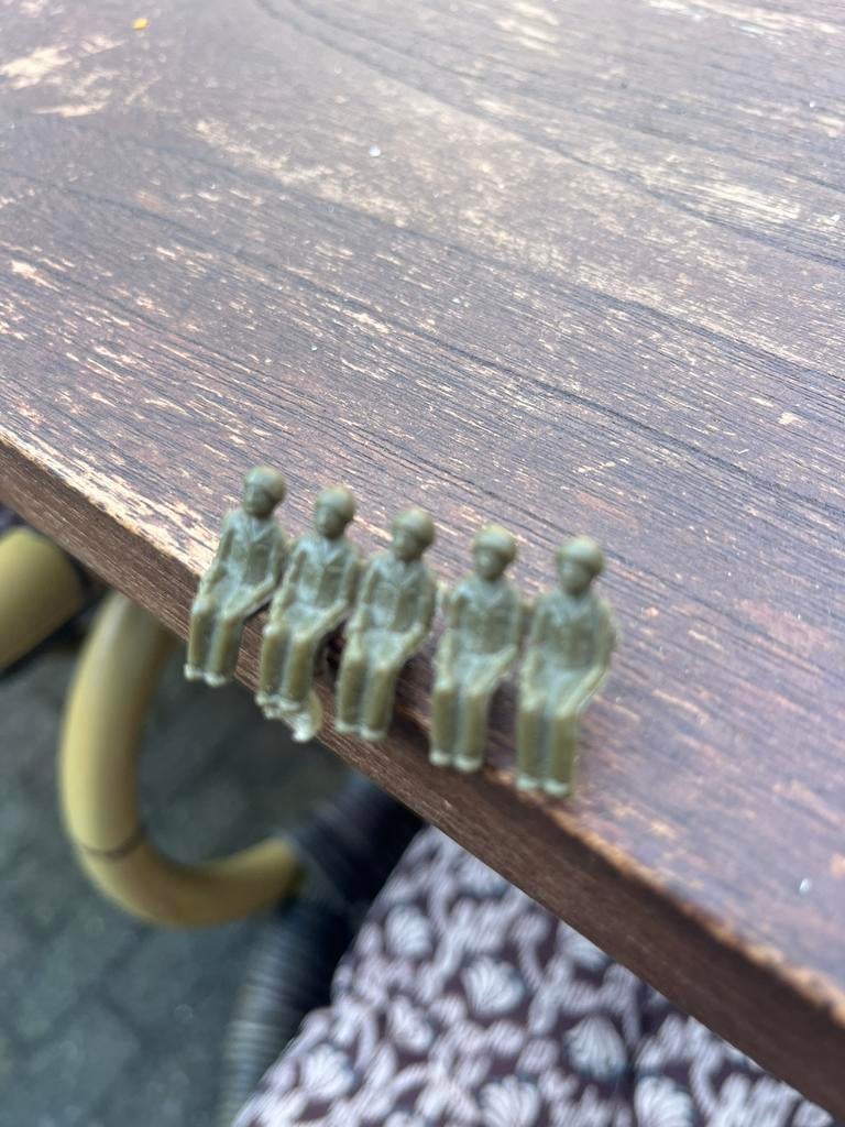 Rijtje soldaten voor een speelgoed auto antiek, Ophalen of Verzenden