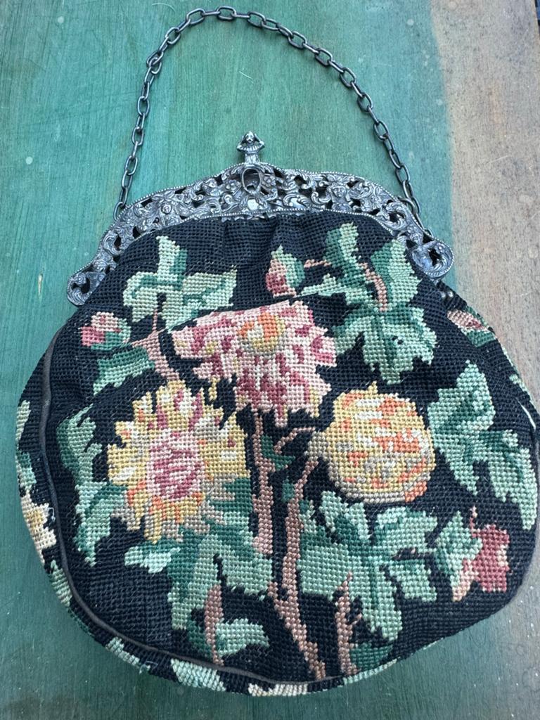 Antieke geborduurde tas met zilveren beugel, Antiek en Kunst, Ophalen of Verzenden
