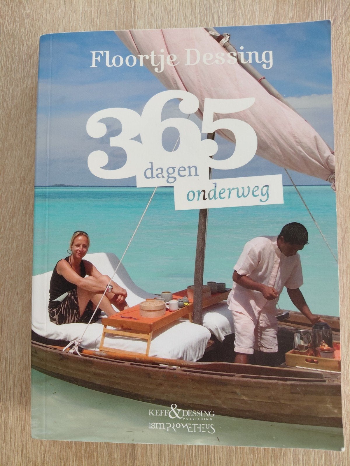 Floortje Dessing - 365 dagen onderweg, Europa, Ophalen of Verzenden, Zo goed als nieuw, Reisgids of -boek