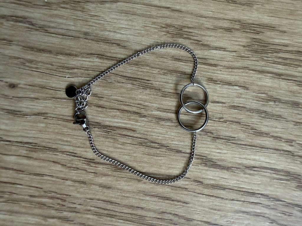 Zilverkleurig armband vriendschap ringen aan elkaar, Ophalen of Verzenden, Nieuw, Zilver, Staal