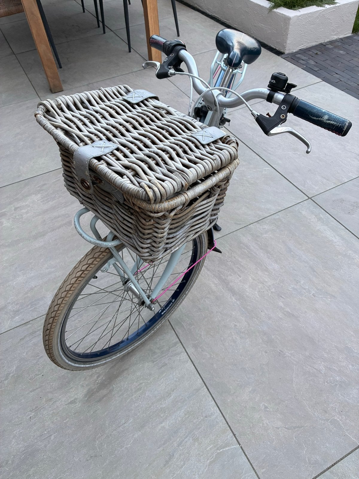 Mooie rieten fietsmand met deksel, Fietsen en Brommers, Ophalen, Gebruikt, Fietsmand, Stuurbevestiging