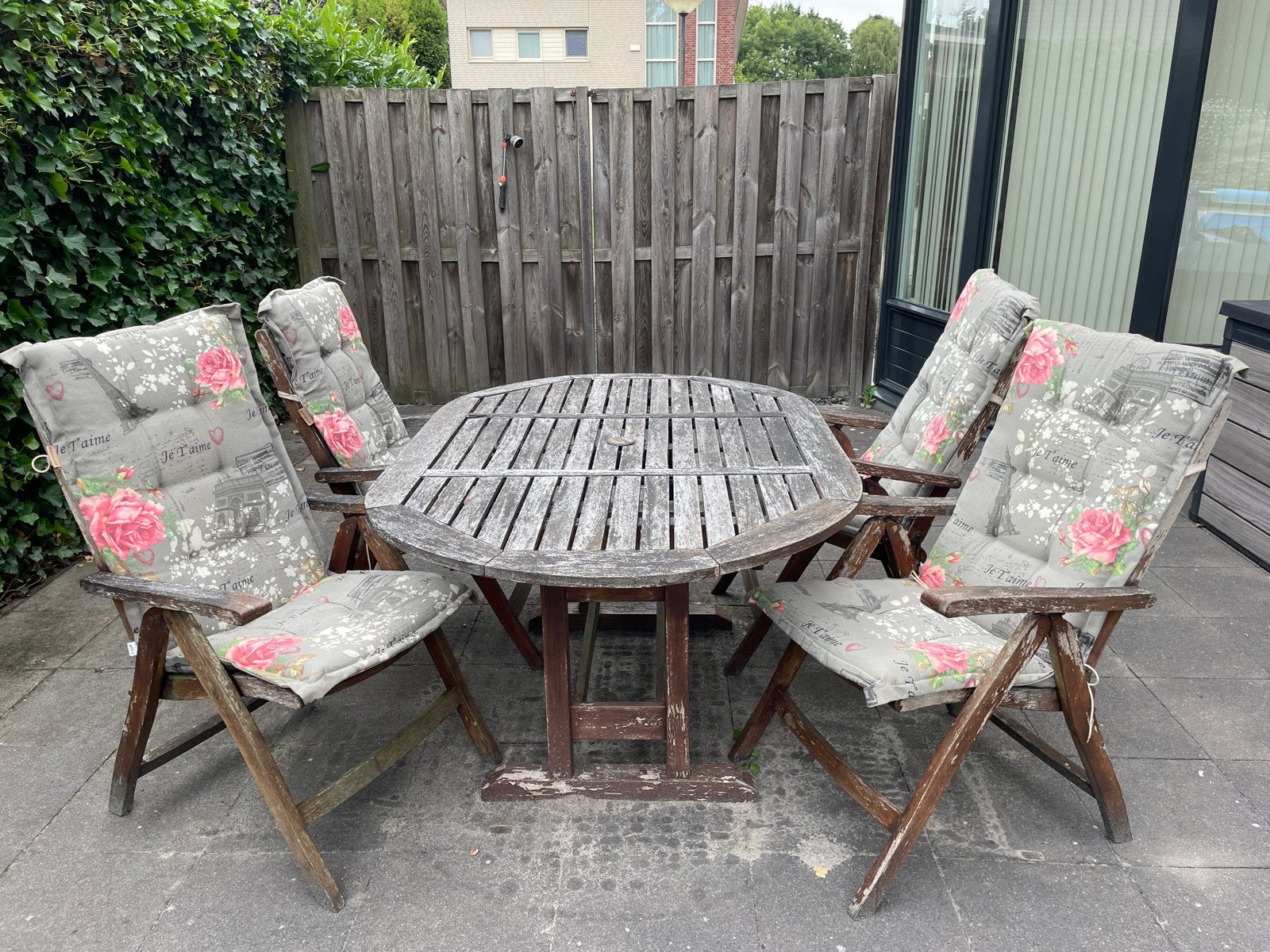 Gratis afhalen: Hard Houten tuinset met 4 stoelen en kussens, Ophalen, 4 zitplaatsen, Gebruikt, Eettafel