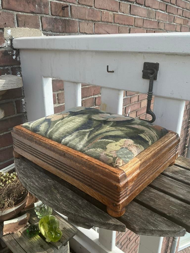 Oud houten voetenbankje met stof bekleed. Grootmoeders tijd., Antiek en Kunst, Ophalen of Verzenden