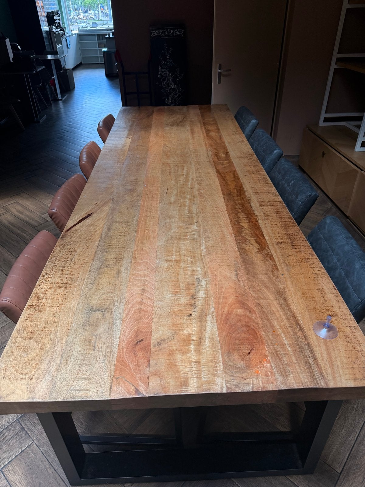 Robuuste eettafel van mangohout met metalen onderstel, Ophalen, 150 tot 200 cm, 200 cm of meer, Zo goed als nieuw