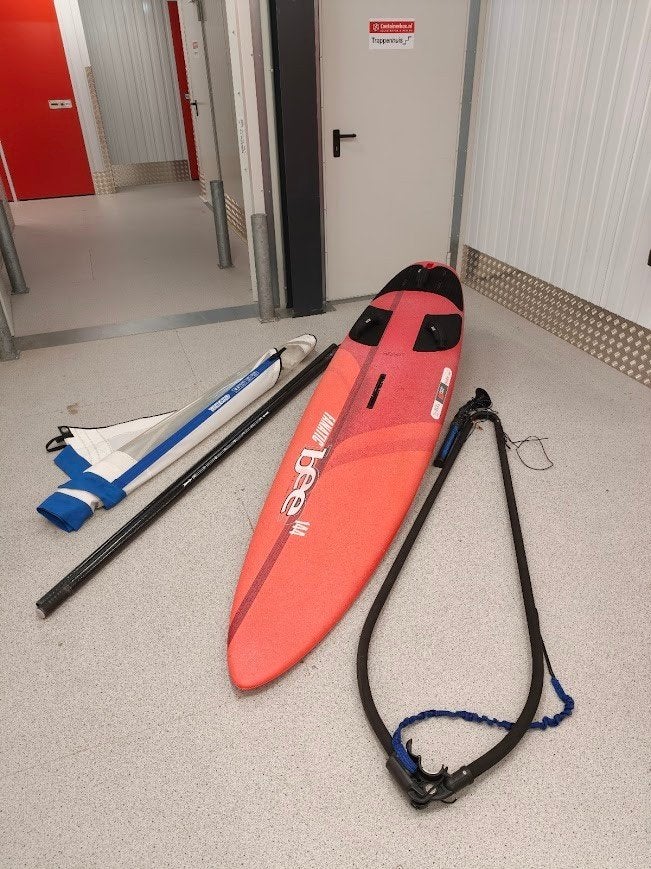 Fanatic Bee 144L complete windsurfset, Ophalen, 250 tot 300 cm, Gebruikt, 5 tot 6.5 m²