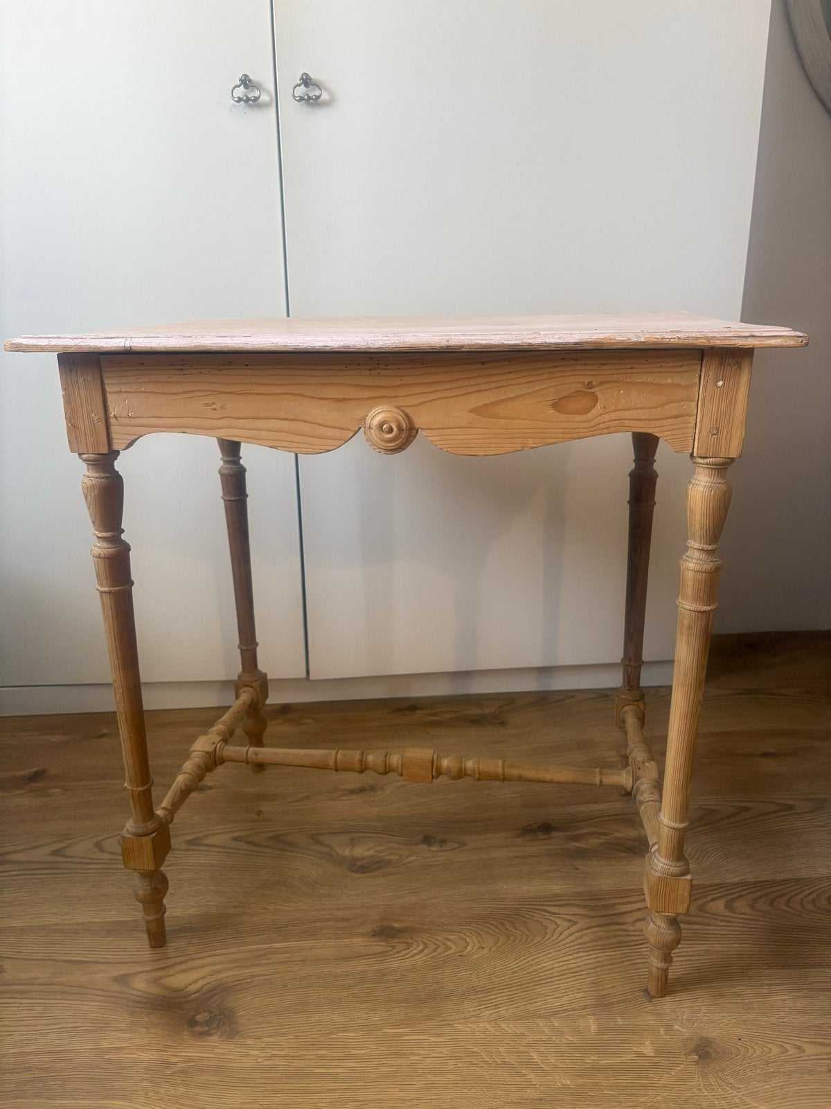 Schattig Frans brocant grenen tafeltje - white wash blad, Ophalen