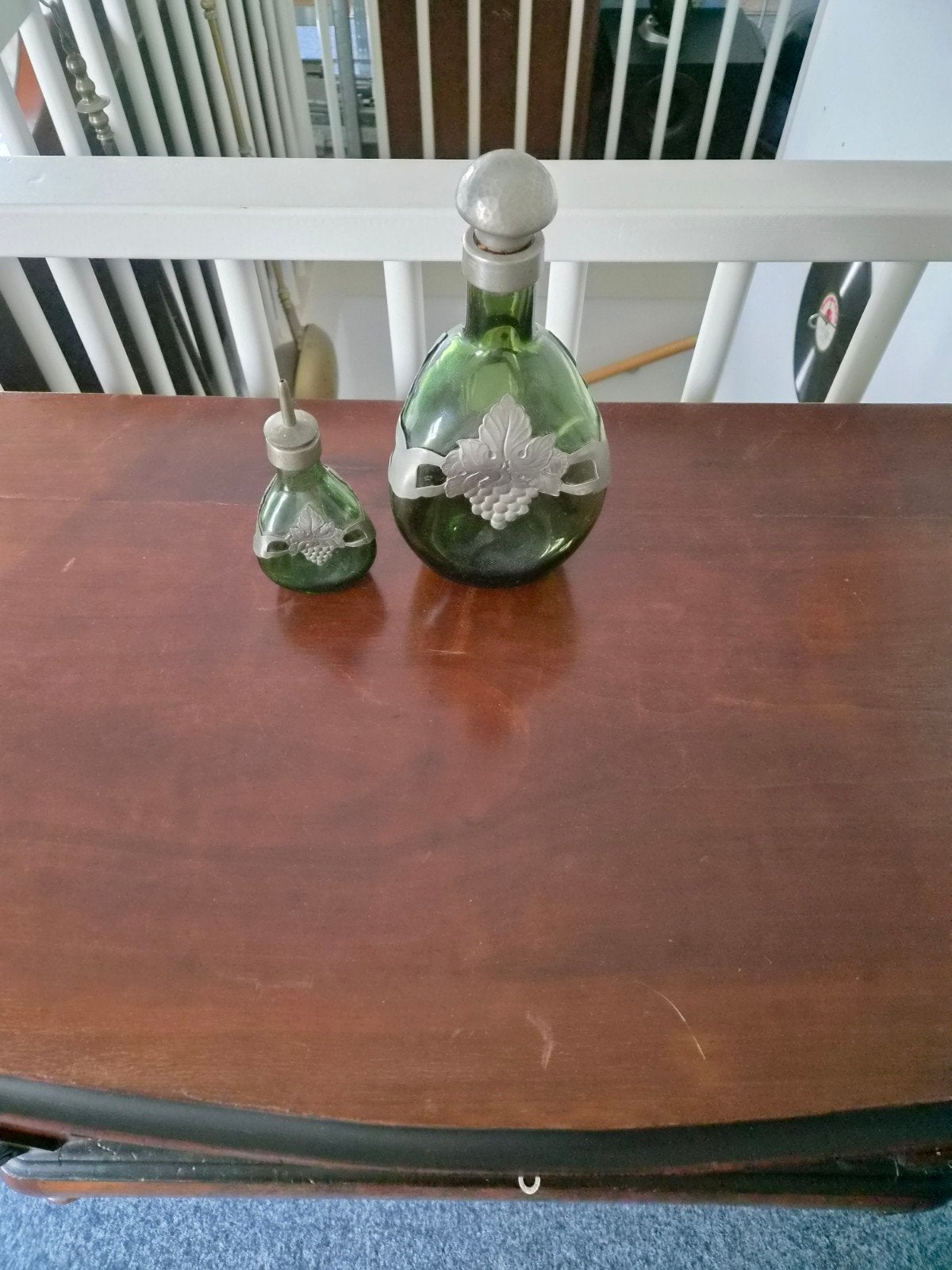 2x Groene flessen met tinnen druiven decoratie, Ophalen of Verzenden