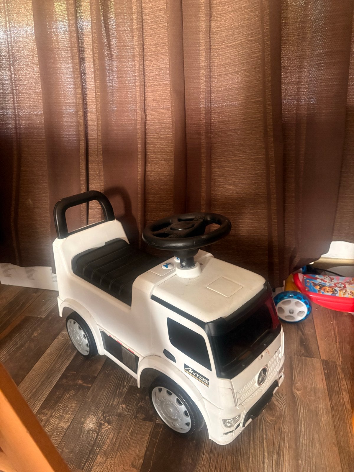 Mercedes-Benz Antos loopauto voor kinderen, Kinderen en Baby's, Speelgoed | Buiten | Voertuigen en Loopfietsen, Ophalen, Gebruikt