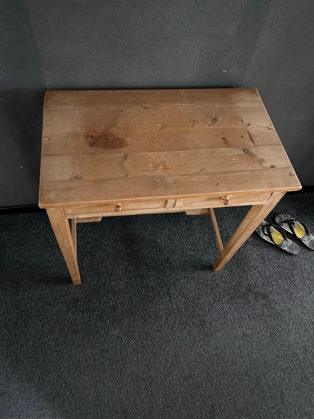 Houten bureau met twee lades, Ophalen