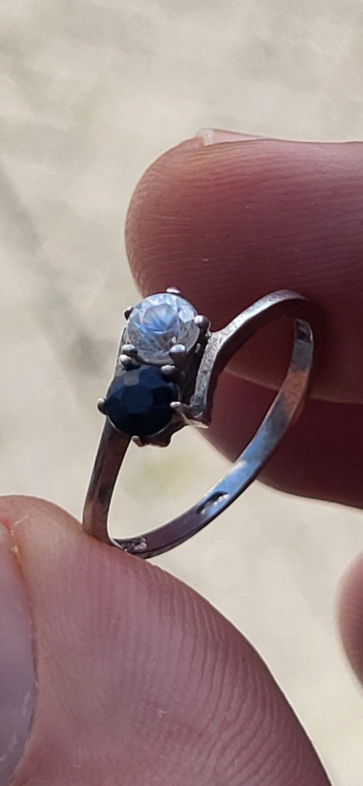 ring met twee stenen Ik weet niet of het van goud of zilver, Overige materialen, Gebruikt, Met edelsteen, Ophalen of Verzenden