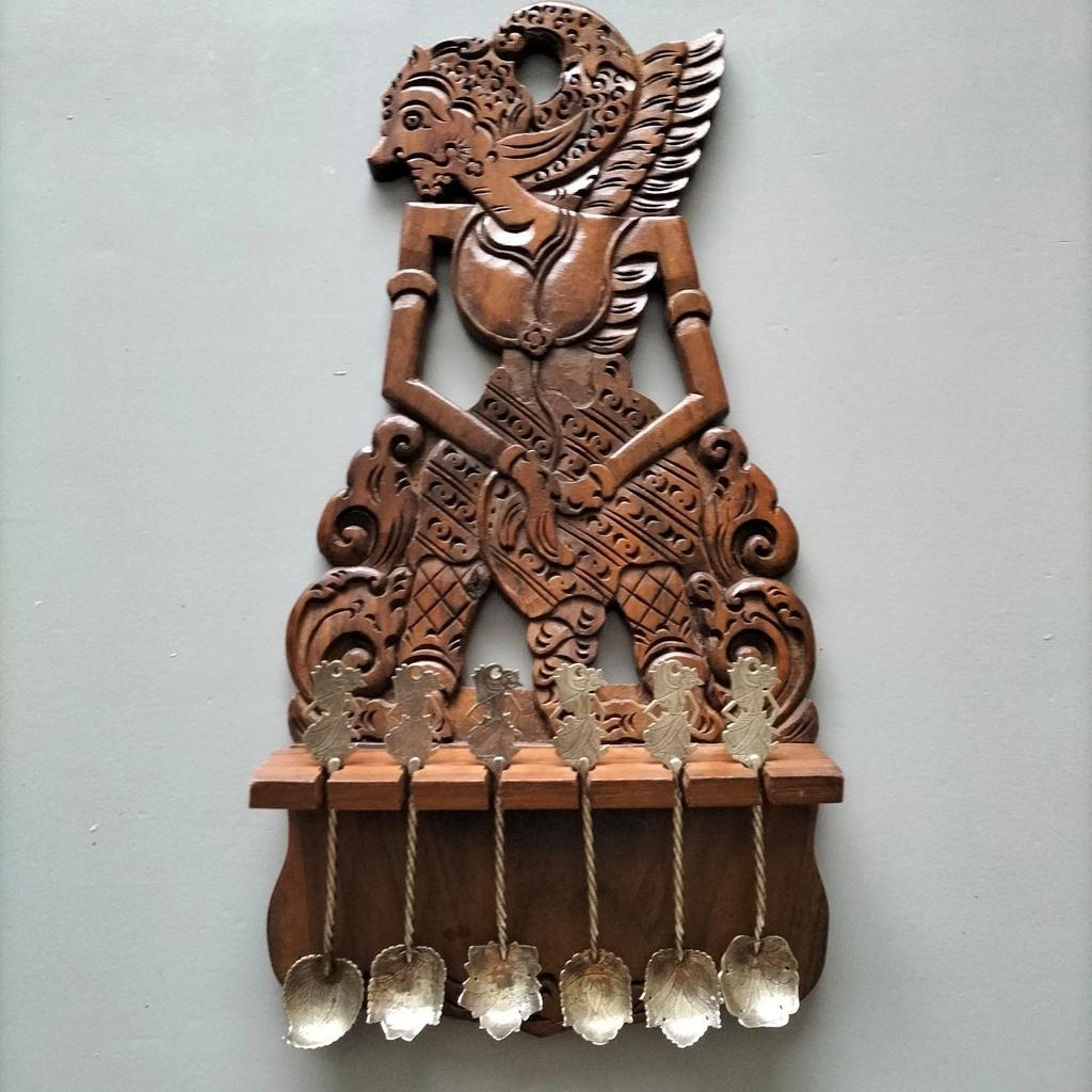 Antiek Indonesisch houtsnijwerk rek met zilveren lepels, Ophalen of Verzenden