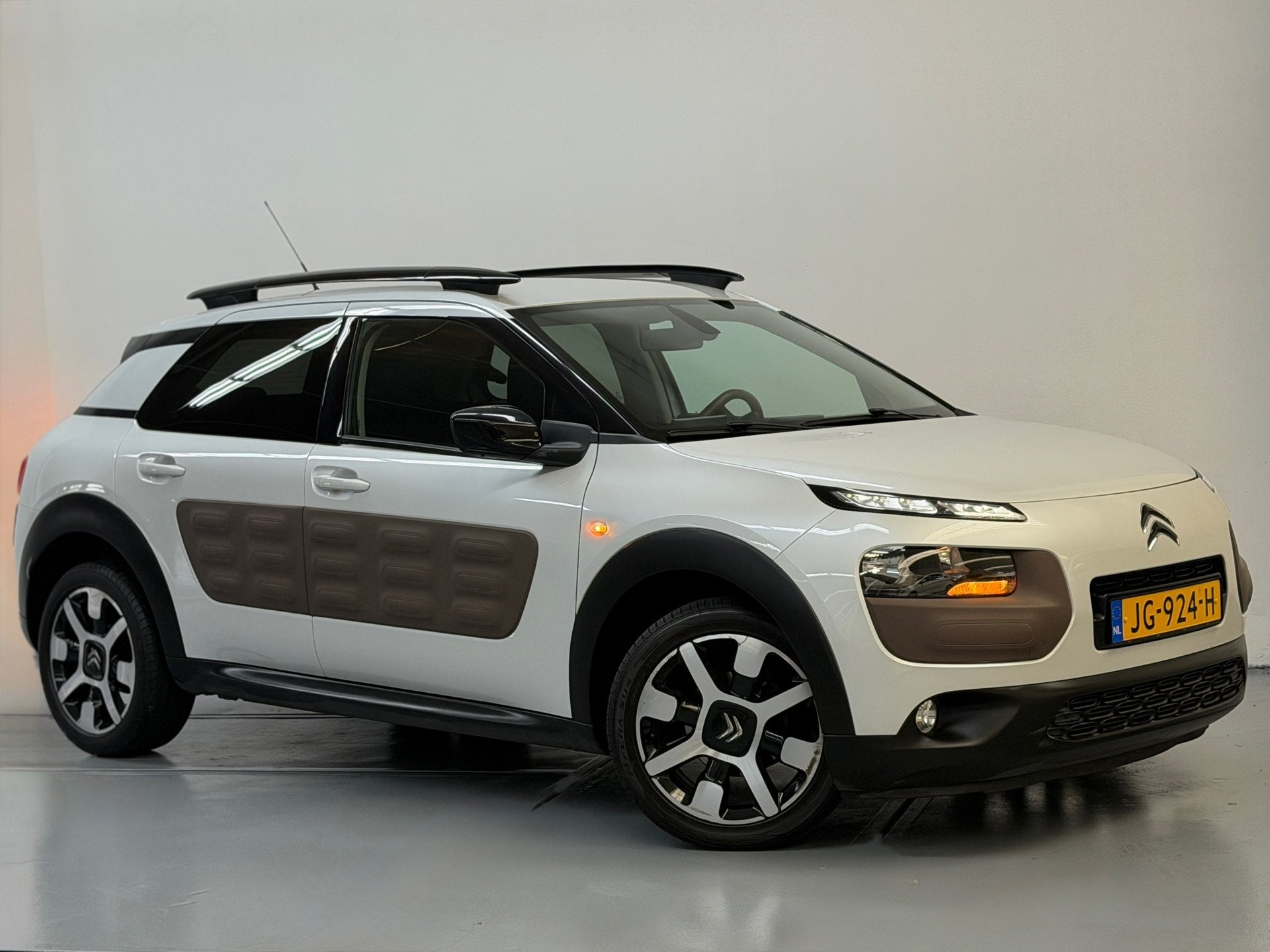 Foto 17 van Citroen C4 Cactus 1.2 PureTech Shine D.riem vervangen Camera