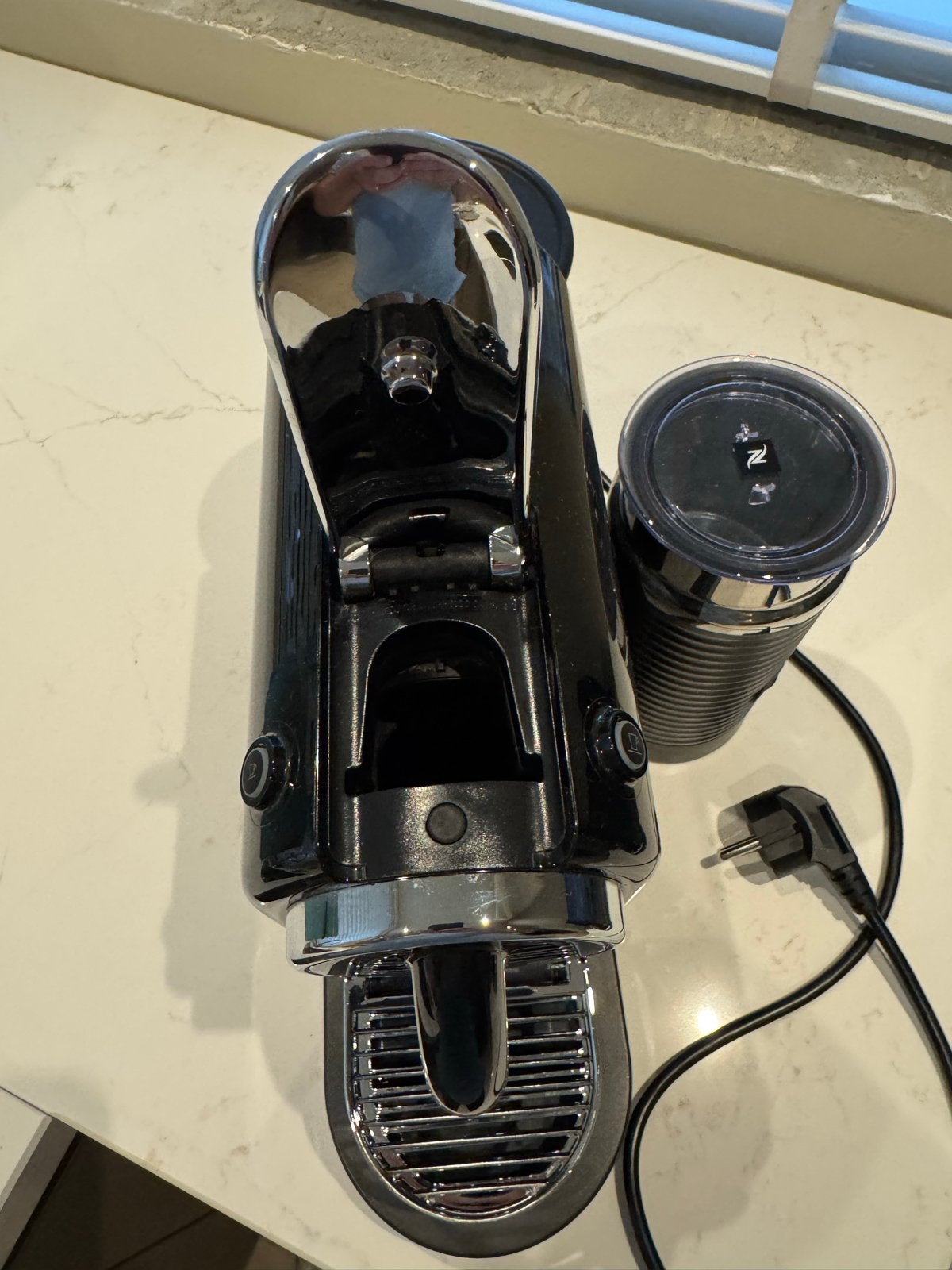 Foto 3 van Nespresso Inissia met melkopschuimer