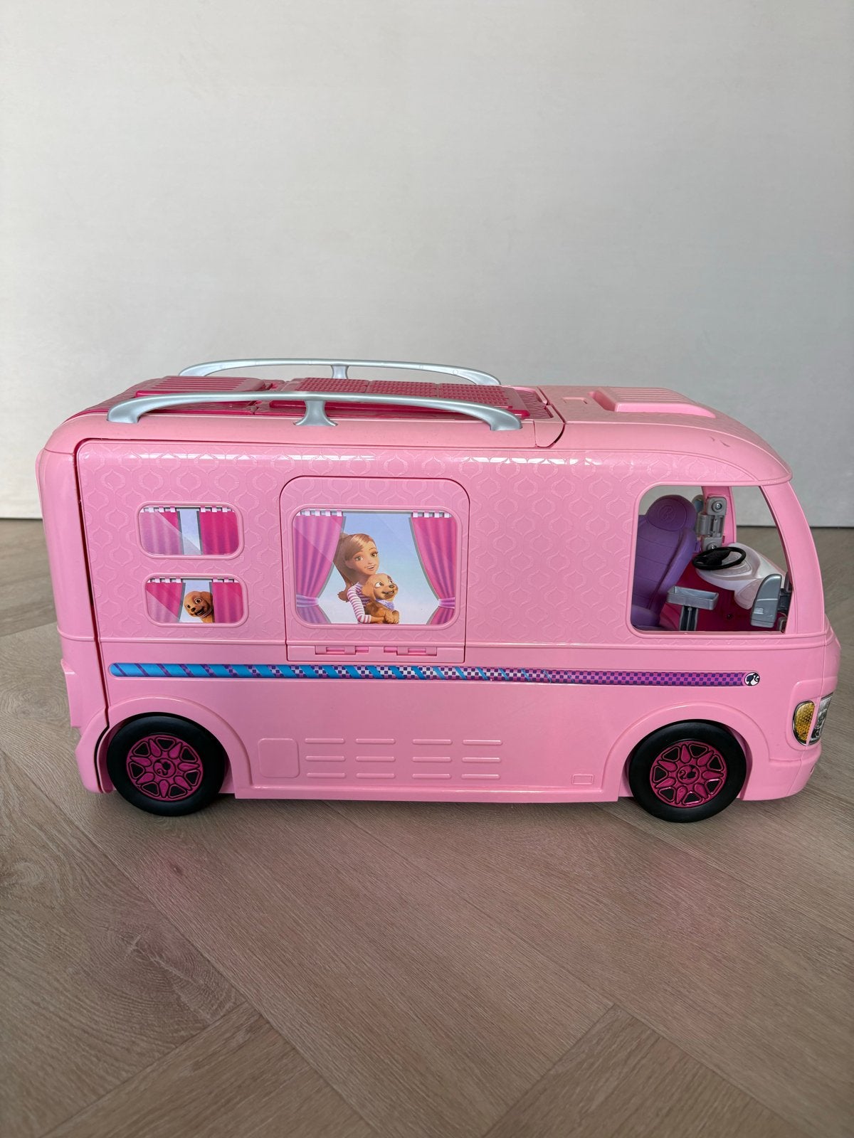 Barbie Camper Roze met Zwembad en Glijbaan