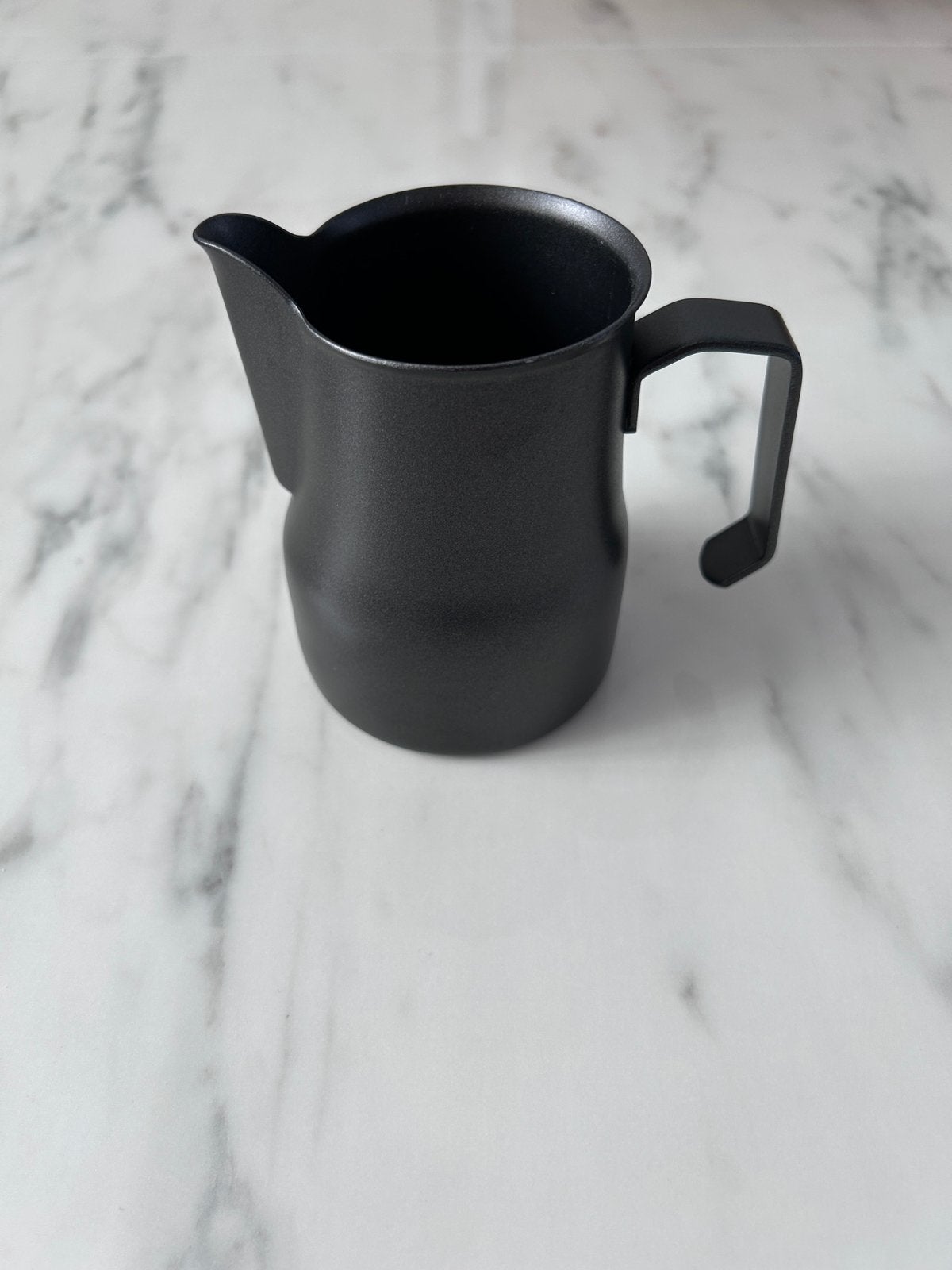Barista Essentials Melkopschuimkan, Witgoed en Apparatuur, Melkopschuimers, Ophalen of Verzenden, Zo goed als nieuw