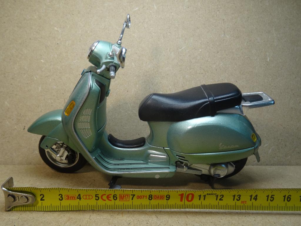 NEW RAY 1/6, VESPA Scooter Grantourismo, Metalic, Zie Foto`s, Ophalen of Verzenden, Zo goed als nieuw, Motor