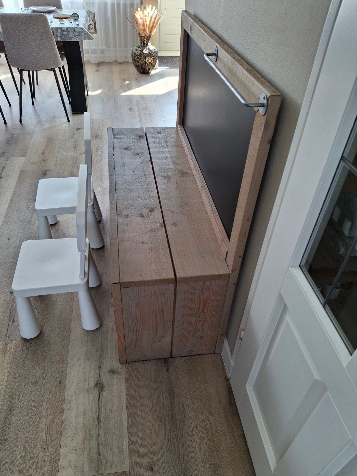 Houten kinderbankje met krijtbord en twee stoeltjes, Kinderen en Baby's, Kinderkamer | Tafels en Stoelen, Ophalen