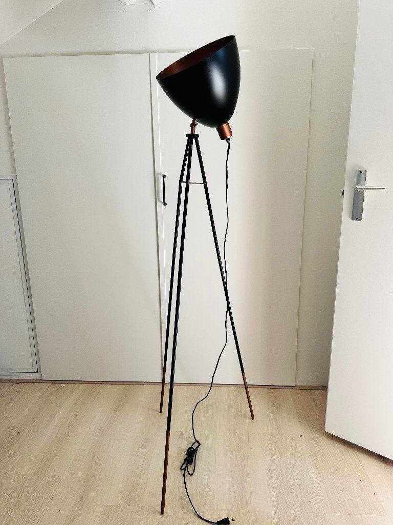 Zwarte EGLO tripod vloerlamp – industrieel/design, Huis en Inrichting, Ophalen, E27 (groot), Zo goed als nieuw, Metaal