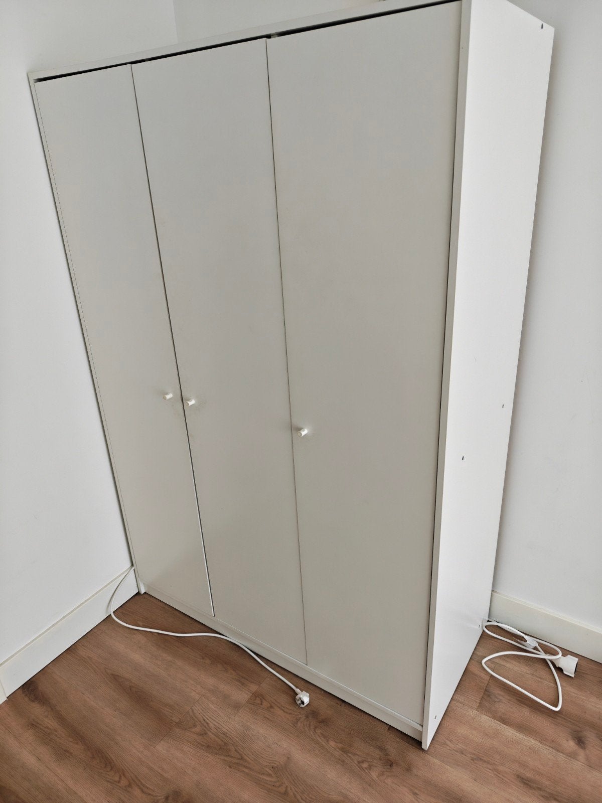 Gratis: IKEA KLEPPSTAD 3-deurs kledingkast wit, Huis en Inrichting, Met deur(en), Gebruikt, 100 tot 150 cm, Ophalen of Verzenden