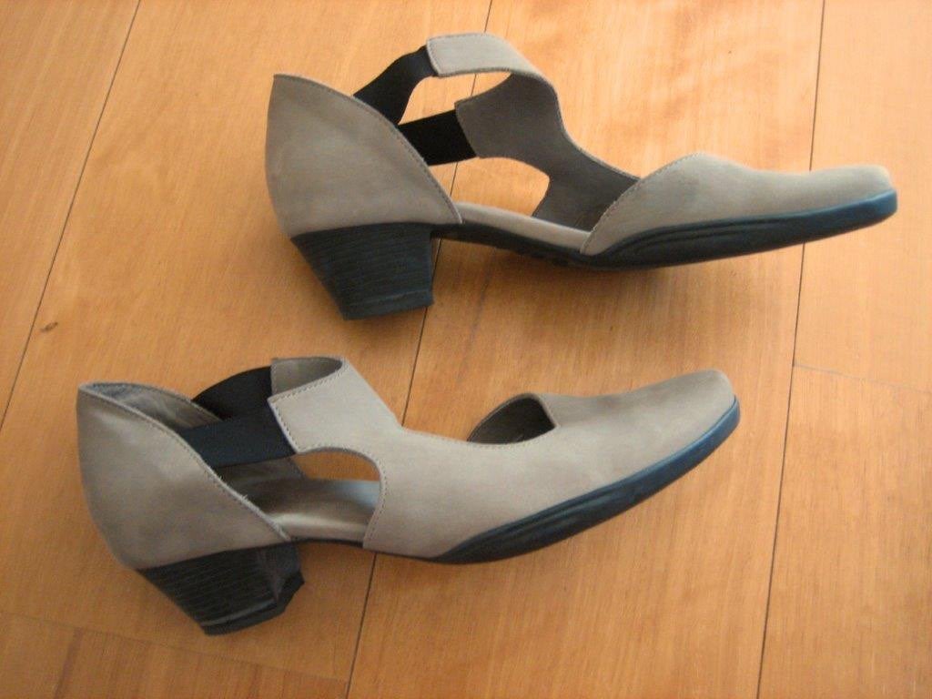 Comfortabele beige nubuckleren pumps ARCHE 40 snazzeys, Kleding | Dames, Pumps, Verzenden, Beige, Nieuw