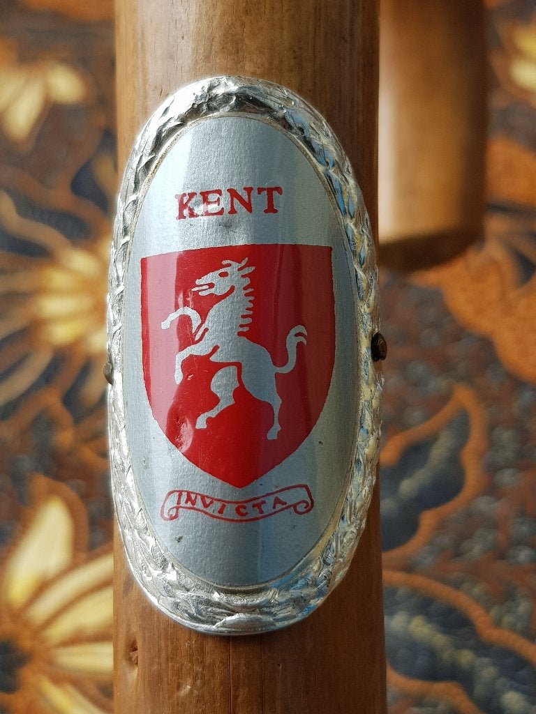 Antieke wandelstok uit Engeland van vruchtenhout met badges., Ophalen of Verzenden