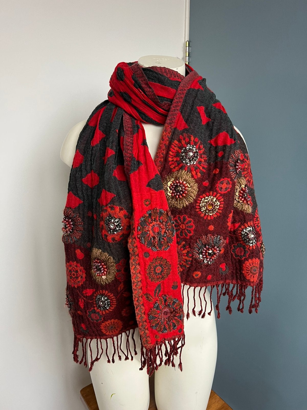 Pashmina rood antraciet kraaltjes stippen, Kleding | Dames, Mutsen, Sjaals en Handschoenen, Maat 46/48 (XL) of groter, Ophalen of Verzenden