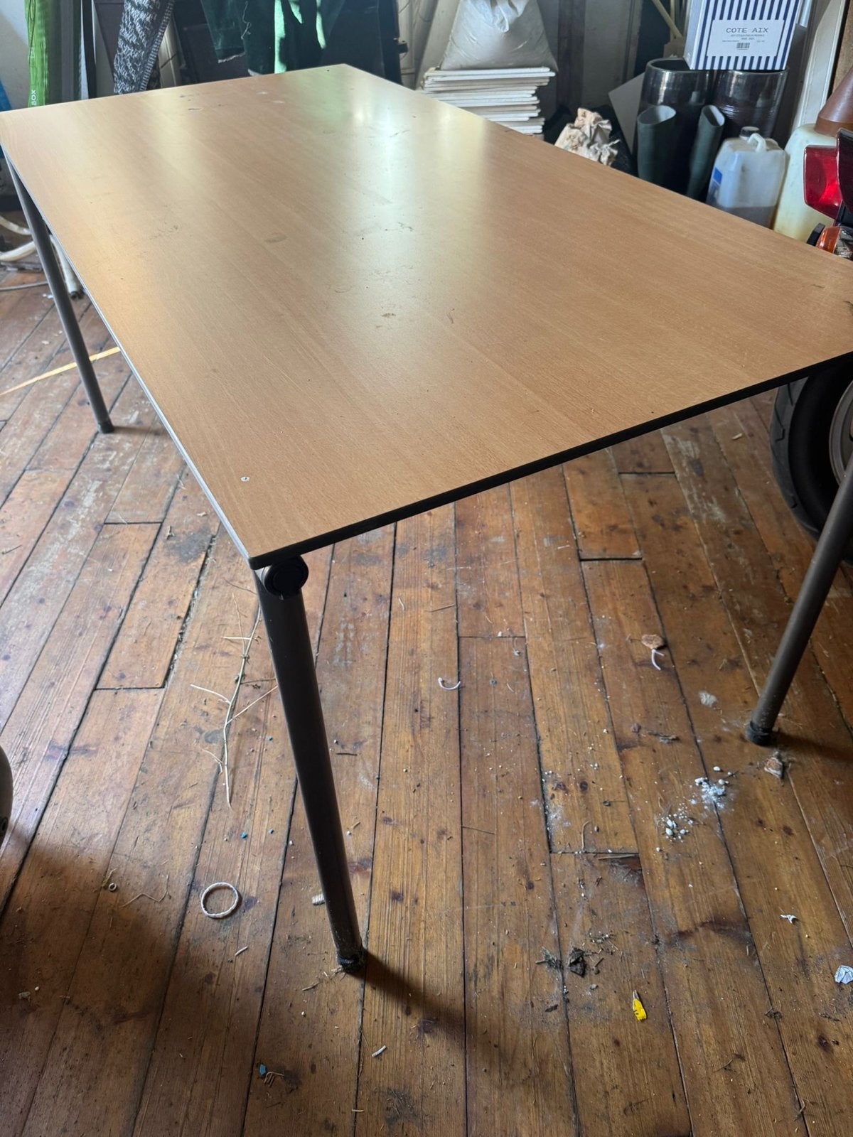 Stevige rechthoekige tafel met metalen poten, Ophalen, Gebruikt, 100 tot 150 cm, 50 tot 100 cm