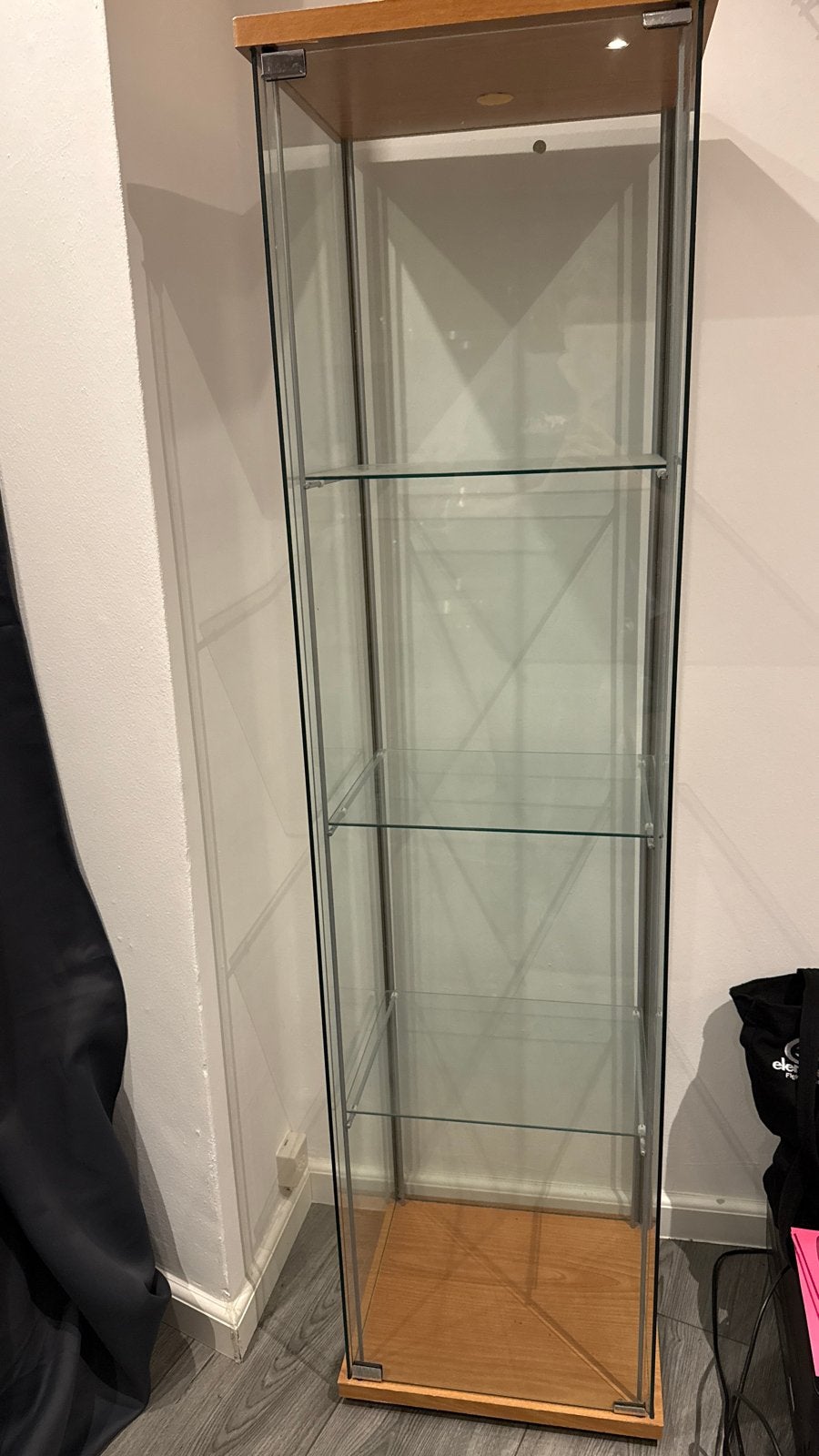 Glazen vitrinekast met houten accenten, Ophalen, Met plank(en), Minder dan 50 cm, Gebruikt