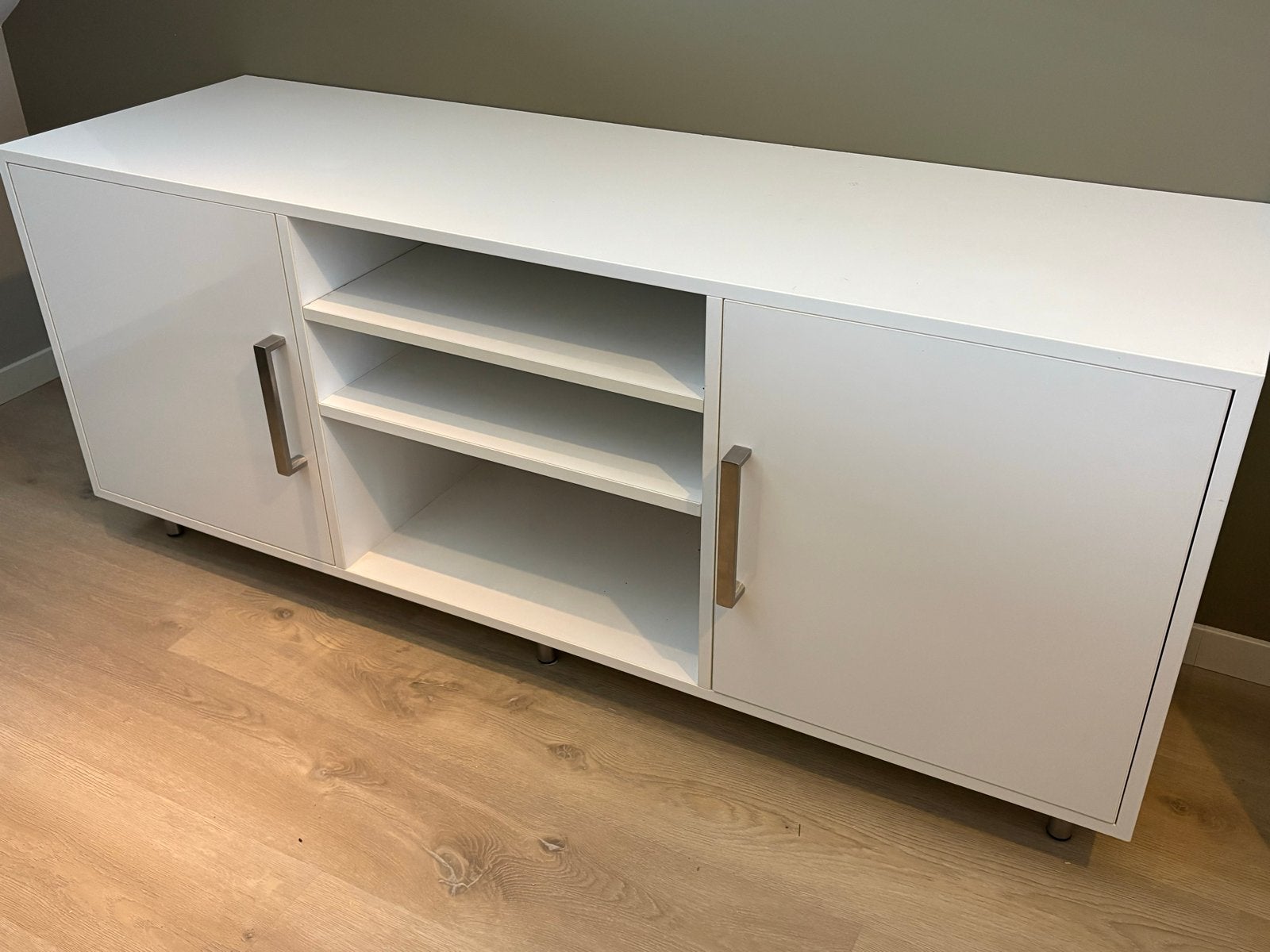 Strak wit dressoir met opbergruimte en open vakken, Gebruikt, 150 tot 200 cm, Ophalen of Verzenden, Minder dan 100 cm