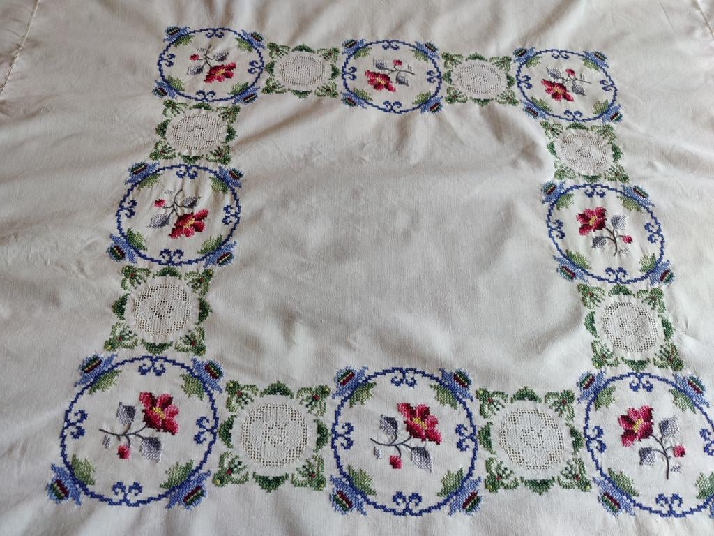 Geborduurd rond rozen tafelkleed met servetten, Verzenden, Zo goed als nieuw, Rond