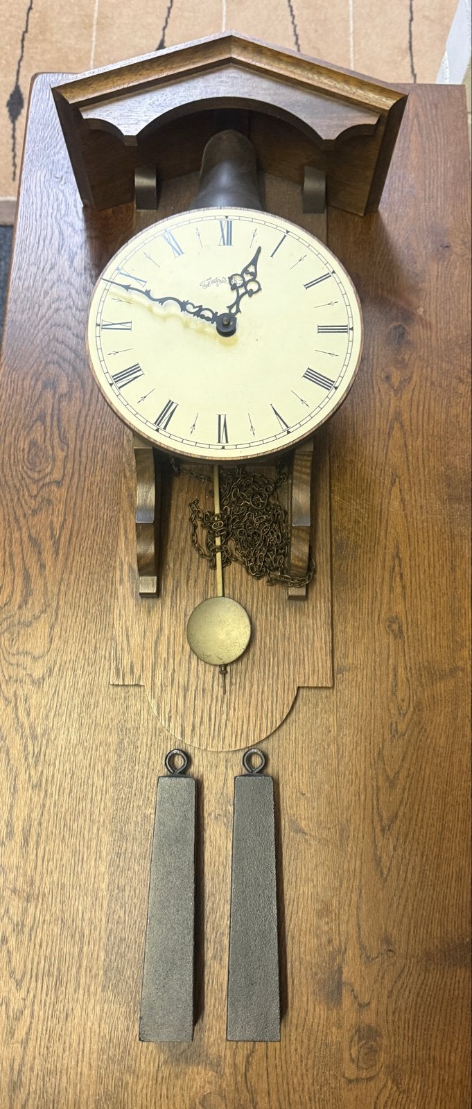 Antieke Tempus Fugit wandklok met kettingaandrijving, Ophalen