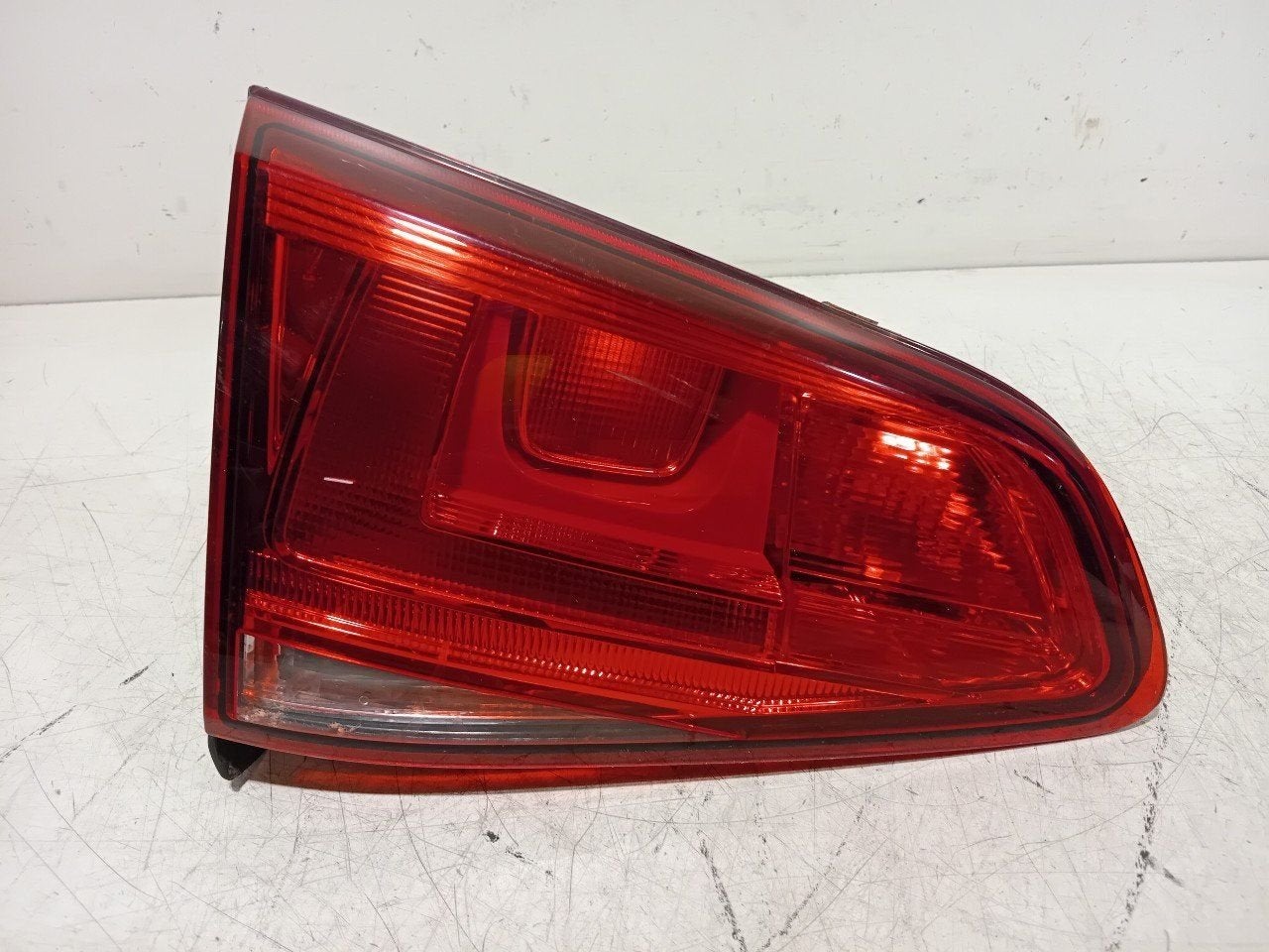 Achterlicht kofferdeksel achterklep links Volkswagen Golf, Auto-onderdelen, Verlichting, Onderdelen@venauto.nl, Van der Ven Autorecycling B.V.