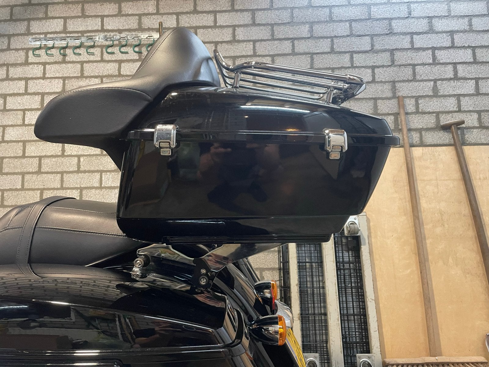 Harley-Davidson Tour-Pak met rugleuning en bagagerek, Motoren, Ophalen, Zo goed als nieuw