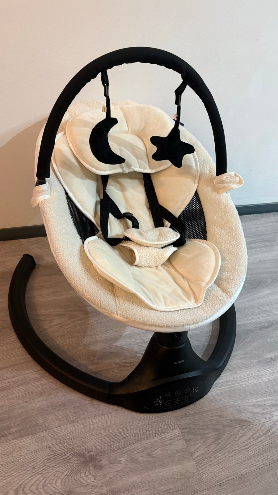 Luvion elektrische babyschommel/wipstoel, Kinderen en Baby's, Wipstoeltjes, Zo goed als nieuw, Schommelstoel, Overige merken, Met gordel(s) of riempje(s)